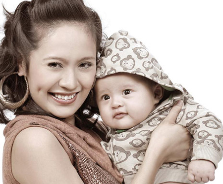 Những bức ảnh tuyệt mĩ của mẹ con sao Việt - Hình 11