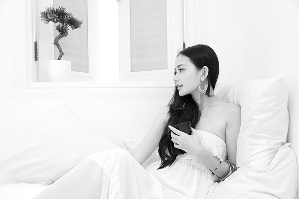Phan Như Thảo gợi cảm trong nắng sớm - Hình 2