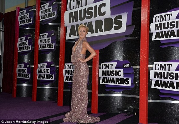 Taylor Swift khoe vóc dáng mảnh mai trên thảm đỏ CMT Awards - Hình 8