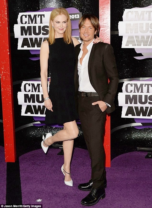 Taylor Swift khoe vóc dáng mảnh mai trên thảm đỏ CMT Awards - Hình 6