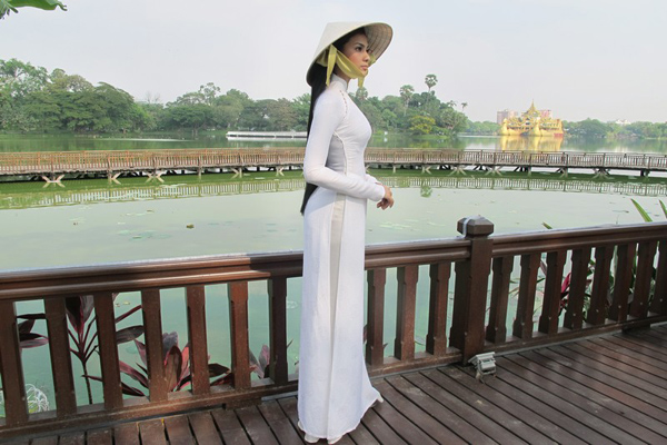 Trương Thị May duyên dáng hành hương ở Myanmar - Hình 2