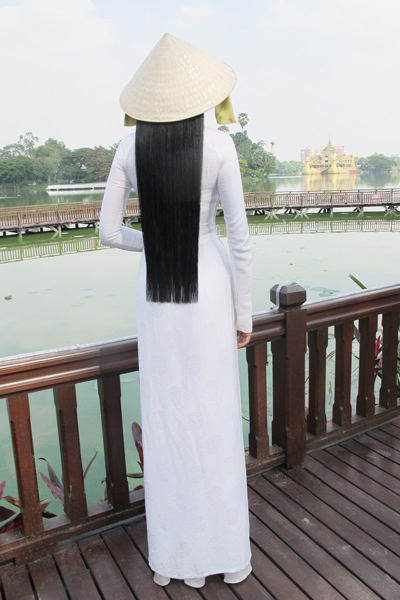 Trương Thị May duyên dáng hành hương ở Myanmar - Hình 4
