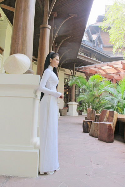 Trương Thị May duyên dáng hành hương ở Myanmar - Hình 5