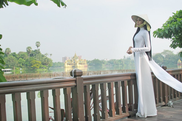 Trương Thị May duyên dáng hành hương ở Myanmar - Hình 1
