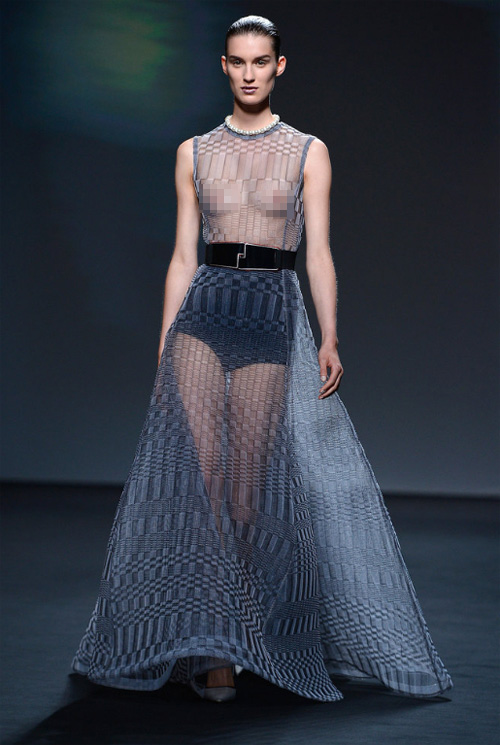 Người mẫu Dior trình diễn trên băng chuyền thay vì catwalk  VnExpress Giải  trí