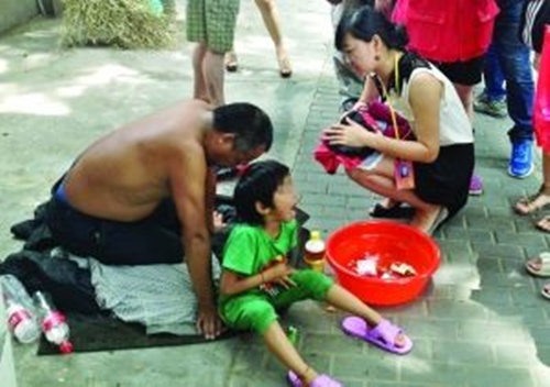 Bố bắt con gái 6 tuổi trần truồng, hút thuốc lá xin ăn - Hình 2