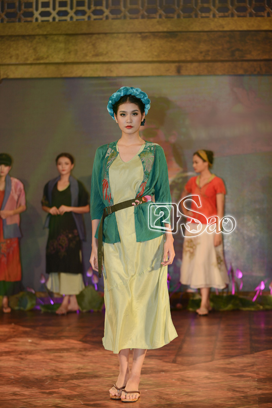 Hồng Quế khoe lưng trần táo bạo để.. chống nóng - Hình 9