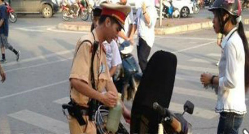 Những hình ảnh cảm động trong kỳ thi đại học đợt 1 - Hình 14