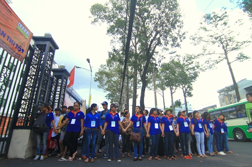 Những hình ảnh cảm động trong kỳ thi đại học đợt 1 - Hình 18