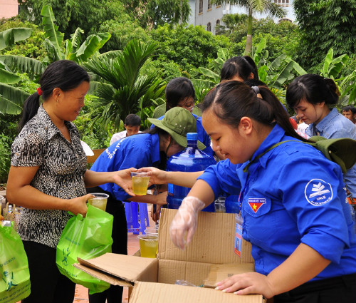 Những hình ảnh cảm động trong kỳ thi đại học đợt 1 - Hình 17