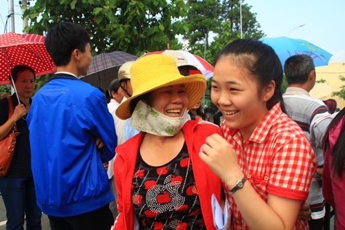 Những hình ảnh cảm động trong kỳ thi đại học đợt 1 - Hình 9