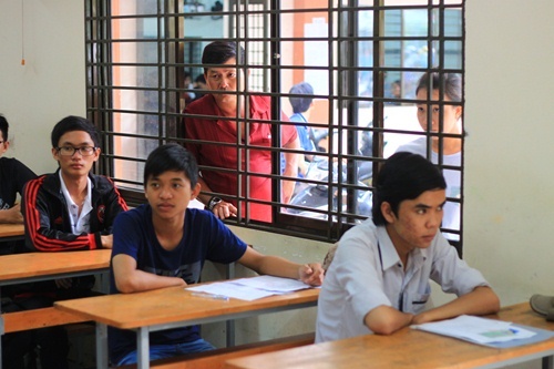 Những hình ảnh cảm động trong kỳ thi đại học đợt 1 - Hình 3