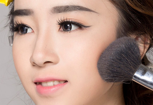 Trang điểm quyến rũ như Thủy Tiên - Hình 9