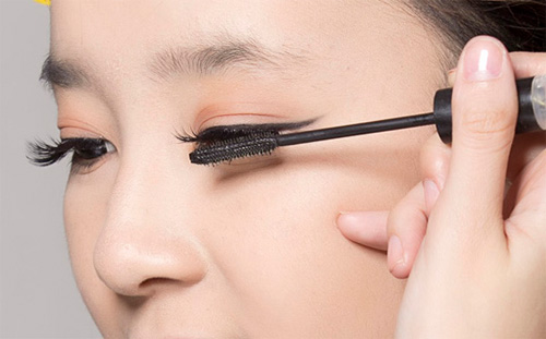 Trang điểm quyến rũ như Thủy Tiên - Hình 6