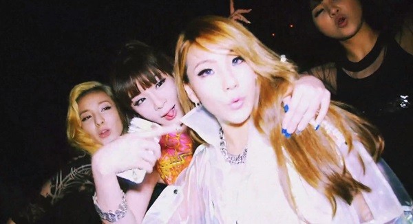 2NE1 quậy quên trời đất trong MV mới toanh - Hình 9
