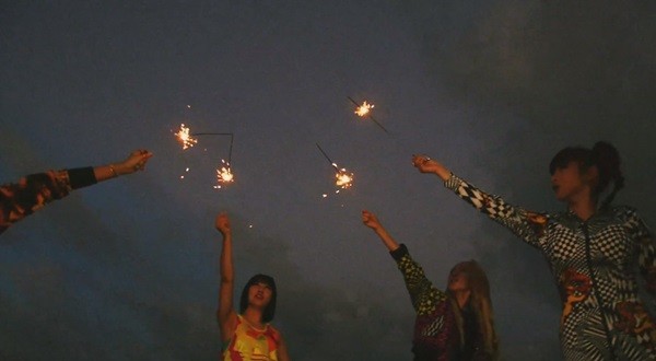 2NE1 quậy quên trời đất trong MV mới toanh - Hình 2