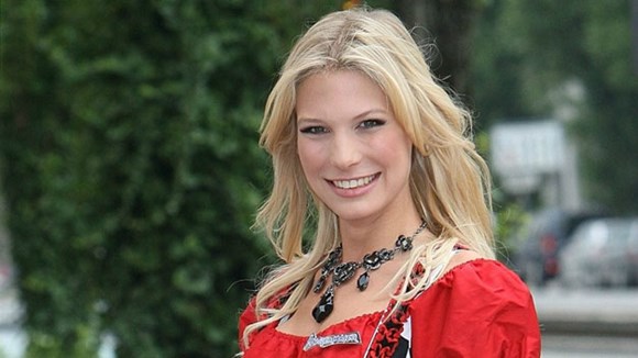 Bundesliga dưới gót hồng WAGs Bayern - Hình 1
