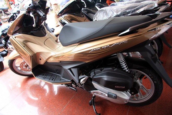 Ảnh thực tế Honda Air Blade 125 mới vừa bán ở VN - Hình 12
