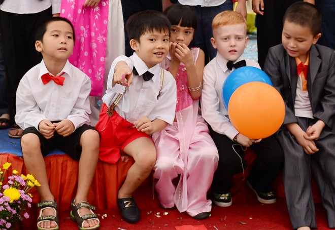 Cậu bé Tây đáng yêu tại lễ khai giảng trường VIP Hà Nội - Hình 8
