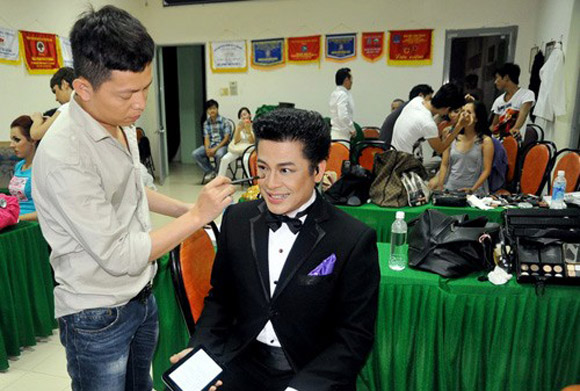 Khoảnh khắc sao nam Việt bận rộn tô son, điểm phấn - Hình 16