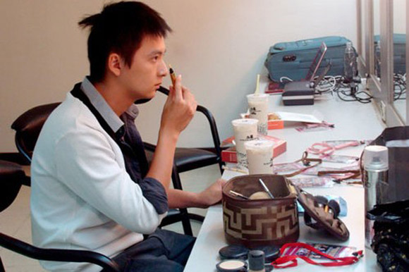 Khoảnh khắc sao nam Việt bận rộn tô son, điểm phấn - Hình 7