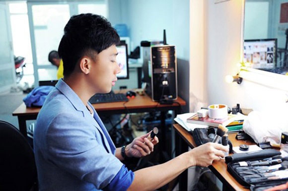Khoảnh khắc sao nam Việt bận rộn tô son, điểm phấn - Hình 3
