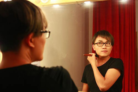 Khoảnh khắc sao nam Việt bận rộn tô son, điểm phấn - Hình 17