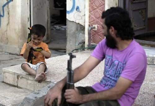 Những đứa trẻ mắc kẹt giữa khói lửa chiến tranh Syria - Hình 15