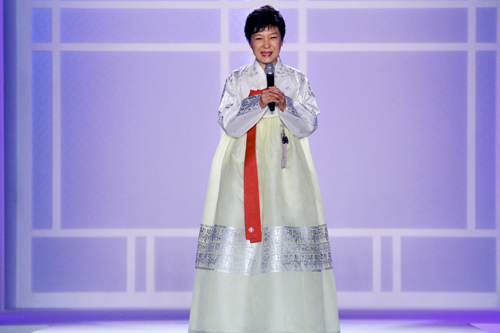 Tổng thống Hàn Quốc mặc Hanbok dự triển lãm Áo dài - Hình 1