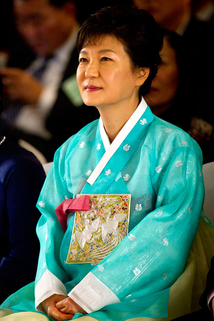 Tổng thống Hàn Quốc mặc Hanbok dự triển lãm Áo dài - Hình 6