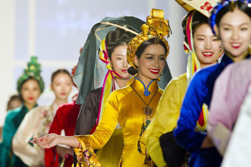 Tổng thống Hàn Quốc mặc Hanbok dự triển lãm Áo dài - Hình 4