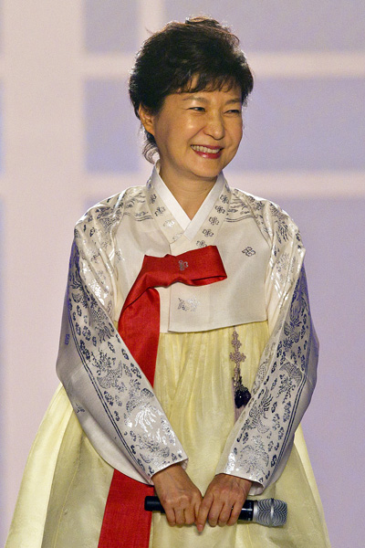 Tổng thống Hàn Quốc mặc Hanbok dự triển lãm Áo dài - Hình 2