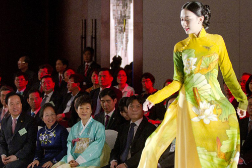 Tổng thống Hàn Quốc mặc Hanbok dự triển lãm Áo dài - Hình 5