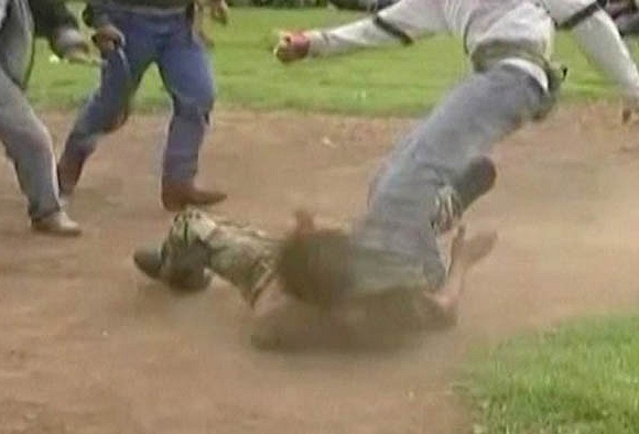 Chuyện kỳ quặc: Năm mới đàn ông, đàn bà đánh nhau... &'tóe khói' - Hình 6