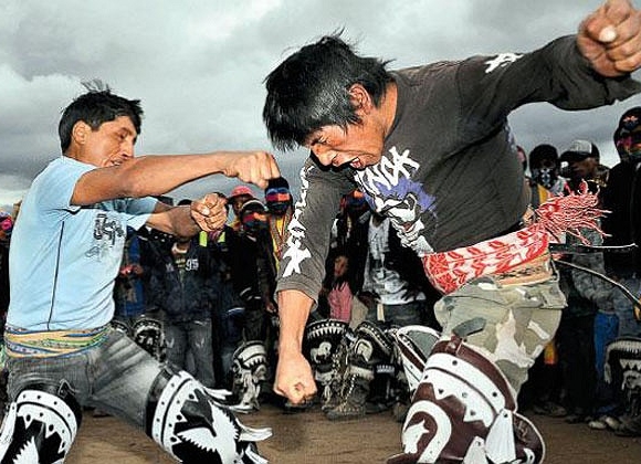 Chuyện kỳ quặc: Năm mới đàn ông, đàn bà đánh nhau... &'tóe khói' - Hình 14