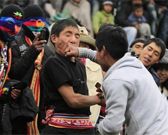 Chuyện kỳ quặc: Năm mới đàn ông, đàn bà đánh nhau... &'tóe khói' - Hình 5