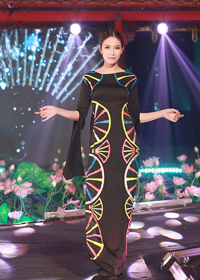 Độc đáo áo dài khảm trai và mang hiệu ứng phản quang - Hình 5