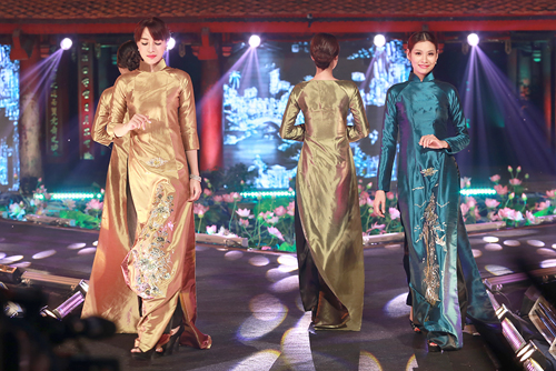 Độc đáo áo dài khảm trai và mang hiệu ứng phản quang - Hình 2