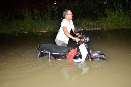 Mưa lớn kết hợp với triều cường, đường phố Sài Gòn ngập nặng - Hình 4