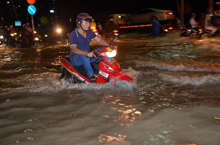 Mưa lớn kết hợp với triều cường, đường phố Sài Gòn ngập nặng - Hình 3