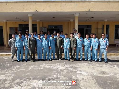 Phi công Mỹ ngồi máy bay huấn luyện của Không quân Việt Nam - Hình 6