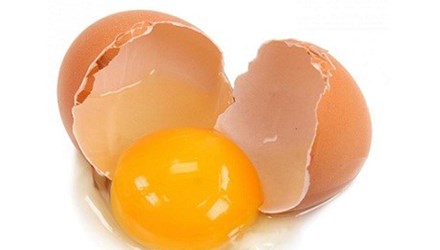 Trị rụng tóc, hói đầu bằng trứng gà và củ hành - Hình 1