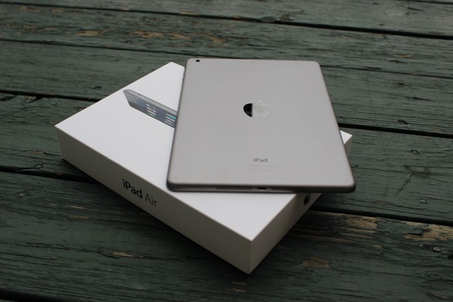 Ipad space gray. Коробка эпл айпад. IPAD Air Unboxing:. Куча IPAD. Планшет с ручкой в коробке эпл.