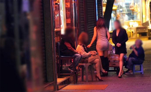Cuộc sống của gái bar trên phố đèn đỏ Hong Kong - Hình 1