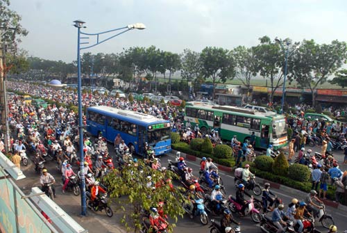 Thanh niên bị xe buýt cán chết, giao thông tê liệt - Hình 3