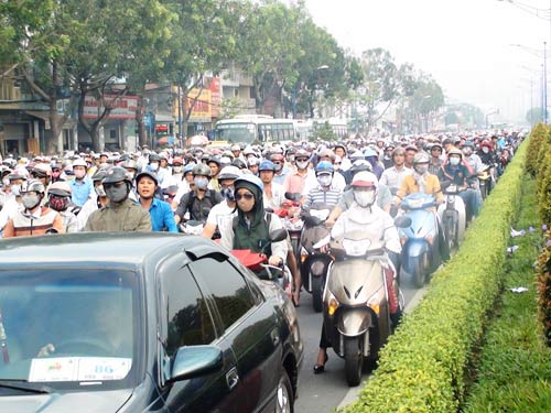 Thanh niên bị xe buýt cán chết, giao thông tê liệt - Hình 2