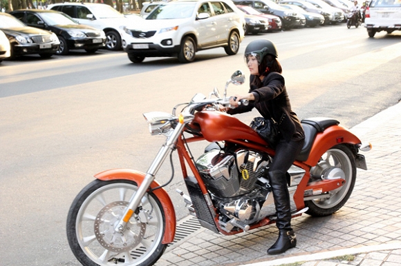 Tinna Tình chuẩn men chạy mô tô 30.000 USD đến sự kiện - Hình 2
