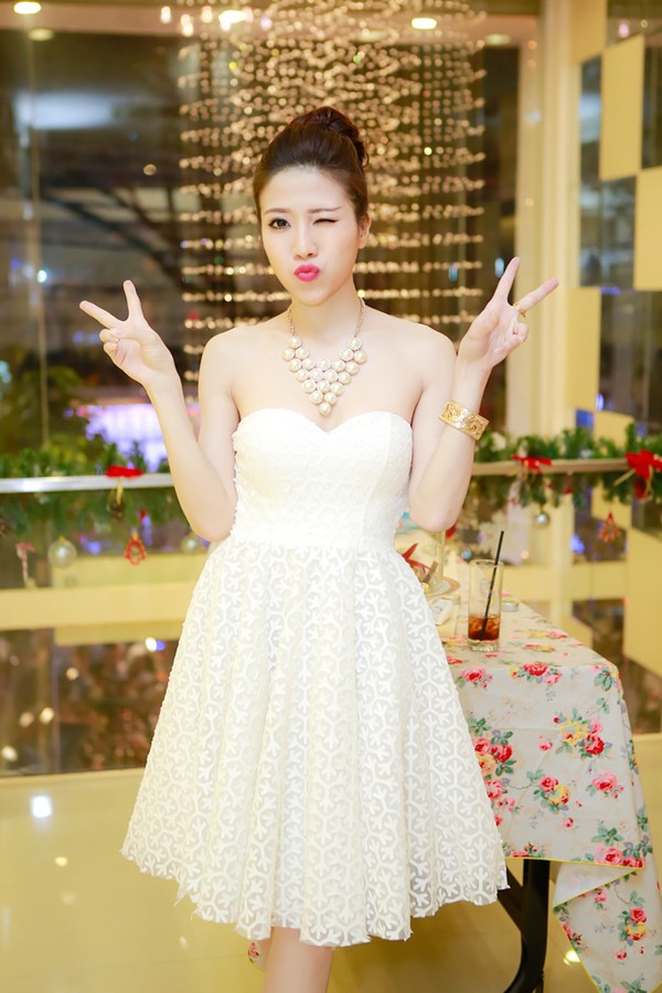 Trang Pháp xinh đẹp, đắt show hơn khi xóa nốt ruồi duyên - Hình 3
