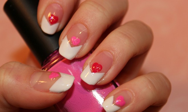 Sắp đến ngày lễ tình nhân rồi! Hãy cùng chúng tôi cho đôi tay của bạn thêm phần thu hút với những mẫu nail đẹp valentine. Với sự kết hợp của hồng, đỏ và màu vàng nhũ, bạn sẽ trở nên quyến rũ và thực sự đặc biệt. Đảm bảo bạn sẽ nhận được nhiều lời khen ngợi và ghi điểm cùng người yêu vào ngày 14/2 này!

(Valentine\'s Day is around the corner! Let’s make your nails more attractive with beautiful Valentine’s Day nail designs. The combination of pink, red, and glittery gold will make you look more charming and truly special. You\'ll definitely get lots of compliments and score points with your partner on February 14th!)