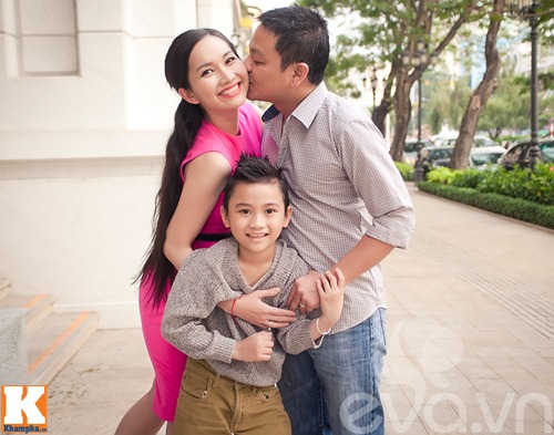 Bạn trai lãng mạn hôn Kim Hiền đầu xuân - Hình 4